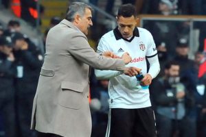 Beşiktaş, Adriano'nun s&ouml;zleşmesini uzatma kararı aldı