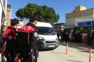 Bursa'da okul servislerini tek tek durdurup '&Ccedil;ocukları serviste unutmayın' uyarısını yaptılar