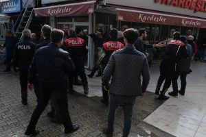 Pastanede kıskıvrak yakalandı