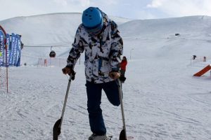 Tek bacağı ile kayak yapan gen&ccedil;, azmiyle engellilere &ouml;rnek oluyor