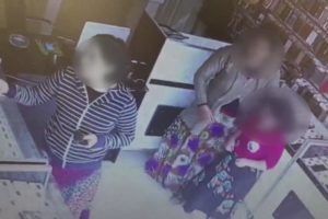Telefon hırsızları k&uuml;&ccedil;&uuml;k &ccedil;ocuğu da su&ccedil;larına alet ettiler