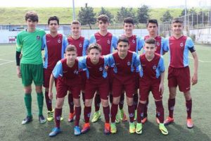 Trabzonspor, 16 yaşındaki kaleci ile profesyonel s&ouml;zleşme imzaladı
