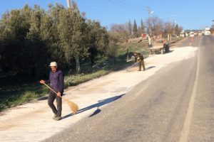 Bursa'da kara yoluna d&ouml;k&uuml;len mermer tozu s&uuml;r&uuml;c&uuml;lere zor anlar yaşattı