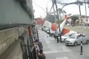 Eğitim u&ccedil;ağı park halindeki aracın &uuml;zerine d&uuml;şt&uuml;