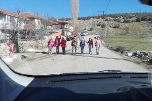 Bursa'da &ouml;ğretmenlerini g&ouml;ndermemek i&ccedil;in kendilerini aracın &ouml;n&uuml;ne attılar