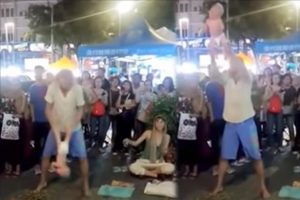 Malezya'da bebekleriyle tehlikeli g&ouml;steri yapan Rus &ccedil;ifte g&ouml;zaltı