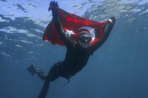 Milli sporcu Şahika Erc&uuml;men'den Antarktika'da tarihi dalış