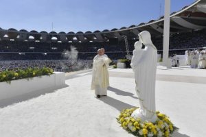 Papa Franciscus, BAE'de d&uuml;zenlenen ilk ayini y&ouml;netti