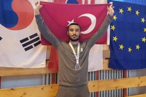 Tekvandocu Kenan K&ouml;seoğlu'ndan Slovakya'da bronz madalya