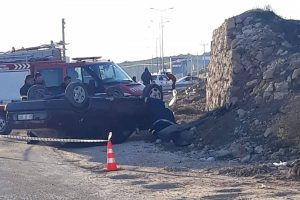 Takla atan otomobilin s&uuml;r&uuml;c&uuml;s&uuml; yaralandı