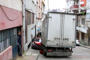 Yokuş aşağı kayan kamyonet sokağı savaş alanına &ccedil;evirdi