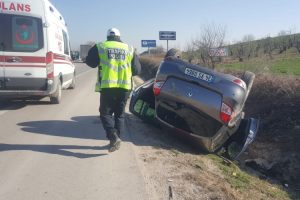 Bursa'da otomobil su kanalına d&uuml;şt&uuml;: 1'i &ccedil;ocuk, 3 yaralı