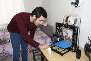 Bursalı gen&ccedil;, model u&ccedil;aklar &uuml;retiyor