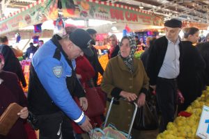 Bursa'da polisten pazar yerinde vatandaşlara uyarı