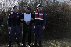 Katili komşusu &ccedil;ıktı