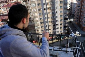 Markete gitmeye &uuml;şenince evinin balkonuna teleferik kurdu