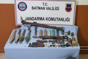 Hasankeyf'te PKK'lı ter&ouml;ristlerin roketatar ve el bombaları ele ge&ccedil;irildi