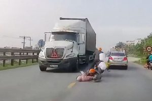 Motosikletten d&uuml;şen anne ve bebeği kamyon altında kalmaktan ramakla kurtuldu