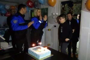 Bursa'da 13 yaşındaki Utku'ya ceza bahanesiyle polis noktasında s&uuml;rpriz doğum g&uuml;n&uuml;