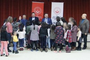 Bursa'da yurtta kalan &ccedil;ocuklara başkandan doğum g&uuml;n&uuml; s&uuml;rprizi