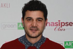 S&ouml;z dizisinin 'Kulaksız'ı romantik komedide