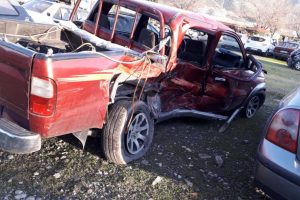 Kamyonet karşı şeride ge&ccedil;ti: 1 &ouml;l&uuml;, 2 yaralı