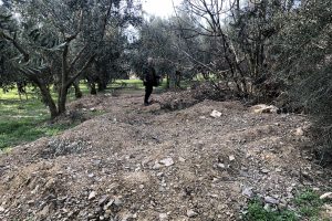 Bursa'da defineciler, 2 bin 500 yıllık Dikilitaş'ın çevresini delik deşik etti 