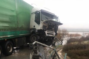 Tır şof&ouml;r&uuml; viyad&uuml;kten aşağıya u&ccedil;tu!