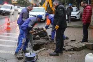 Yol &ccedil;&ouml;kt&uuml;, onarımda doğal gaz borusu delindi