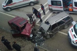 Otomobiller kafa kafaya &ccedil;arpıştı: 6 yaralı