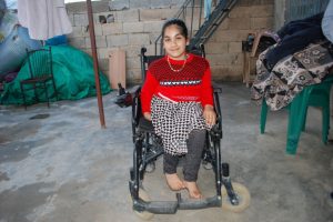 Leyla ayağa kalkmak i&ccedil;in yardım bekliyor