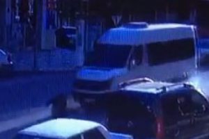 Minib&uuml;s&uuml;n yaşlı adama &ccedil;arpma anı kamerada