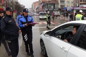 Bursa'da &ouml;nce uyardılar, sonra &ccedil;ikolata ikram ettiler