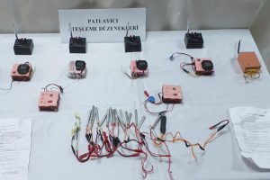 Sınırda y&uuml;kl&uuml; miktarda patlayıcı ele ge&ccedil;irildi
