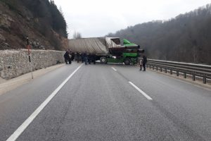 Bursa'da tır kaza yaptı, yol trafiğe kapandı