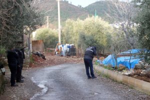Evine 15 metre mesafede &ouml;l&uuml; bulundu