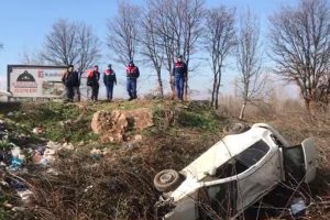 Bursa'da otomobil dereye u&ccedil;tu: 5 yaralı