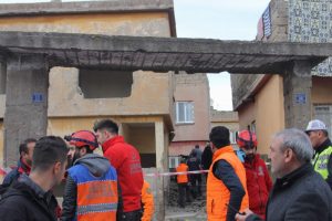 Siirt'te metruk bina kısmen &ccedil;&ouml;kt&uuml;: 3 &ccedil;ocuk yaralı
