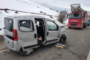 Cenaze yolunda kaza: 3 &ouml;l&uuml;, 1 yaralı