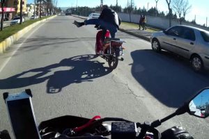 &Ouml;ğretmene tekme atan motosikletli, bu kez d&uuml;ğ&uuml;n konvoyuna saldırdı