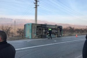 &Ouml;ğrenci servisi kaza yaptı: 17 yaralı