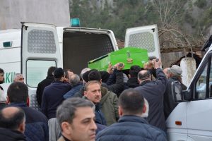 Metal par&ccedil;aların y&uuml;z&uuml;ne isabet etmesiyle &ouml;len iş&ccedil;i, toprağa verildi