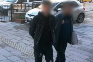 Hırsızlık zanlısını elindeki d&ouml;vme yakalattı