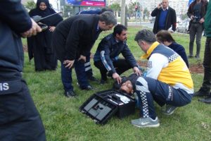 Otomobil halk otob&uuml;s&uuml;ne &ccedil;arptı: 3 yaralı