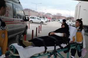 Bursa'da testereyle odun keserken, eşini kolundan yaraladı