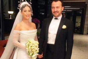 Hazal Kaya ile Ali Atay evlendi! D&uuml;ğ&uuml;ndeki bir detay kalpleri ısıttı...