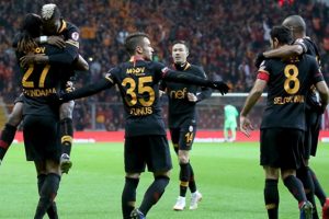 Aslan tur kapısını araladı