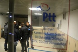 Adana'da PTT şubesinden bozuk para &ccedil;aldılar