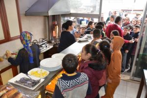 Bu lokantada &ouml;ğrencilere 1 g&uuml;n boyunca yemek &uuml;cretsiz