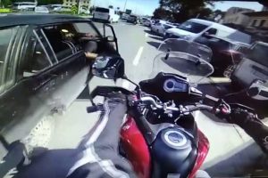 Motosiklet aniden a&ccedil;ılan kapıya &ccedil;arptı